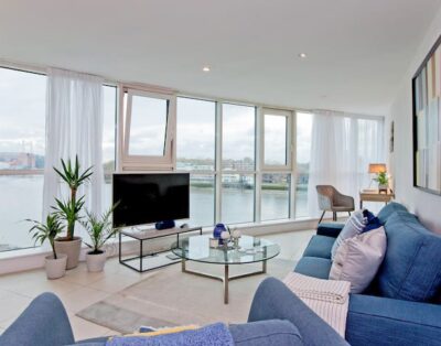 Lovely 2 bed flat with River Views