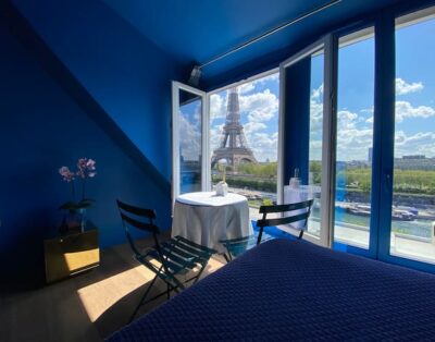 Wonderful new room in front of the Eiffel Tower