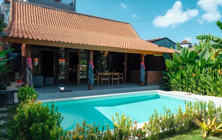 Authentic Joglo Villa: Private Pool & Lush Garden