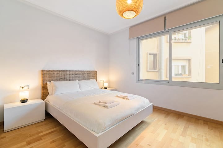 Sunny & Spacious 3 br apt Sants