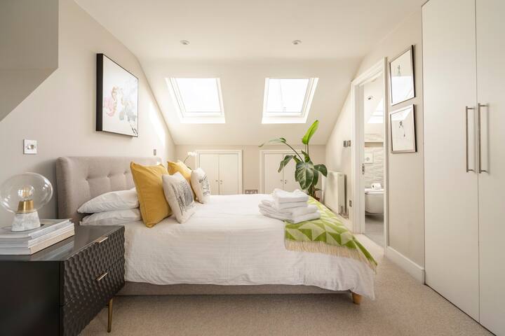 Loft Retreat-Ensuite Room In Welcoming Family Home